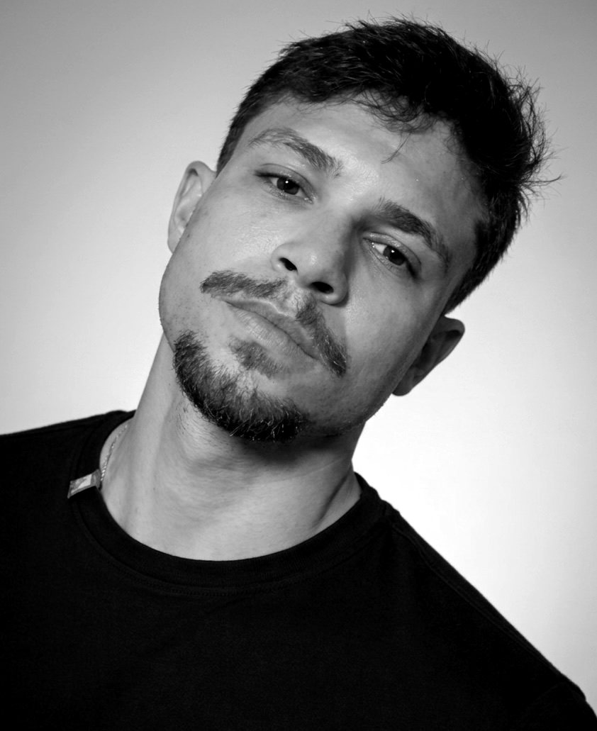 Retrato de Lucas Reis, nutricionista, em preto e branco